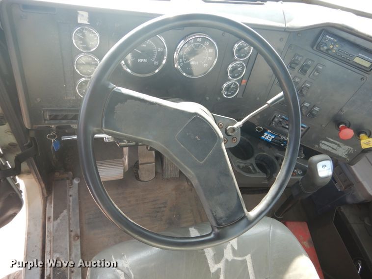 image for item GW9792 1999 International 9100 semi truck