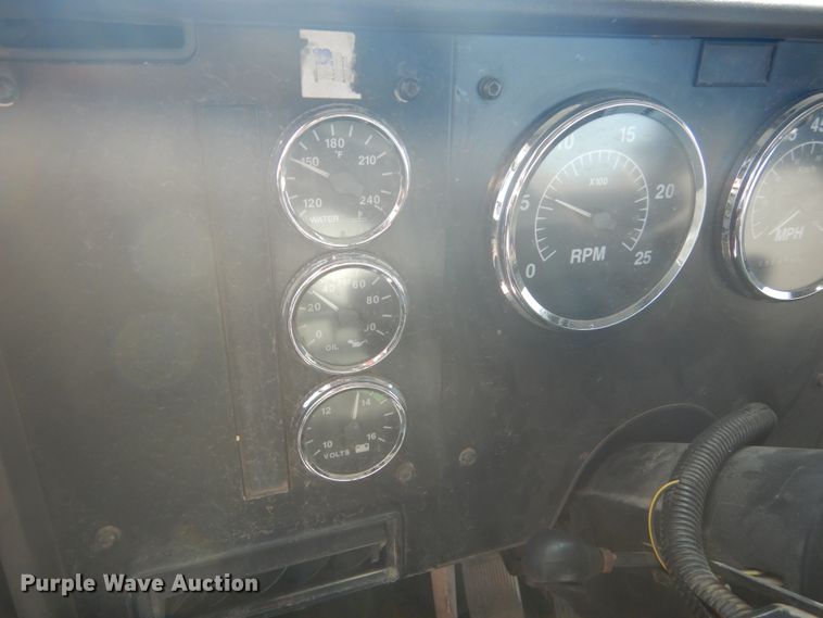 image for item GW9792 1999 International 9100 semi truck