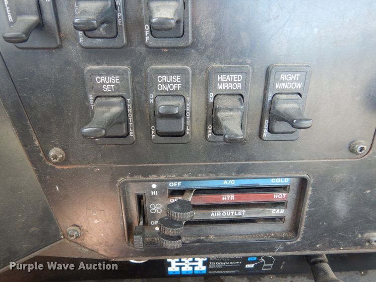 image for item GW9792 1999 International 9100 semi truck