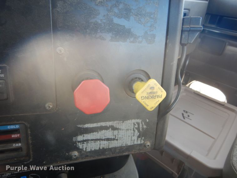 image for item GW9792 1999 International 9100 semi truck