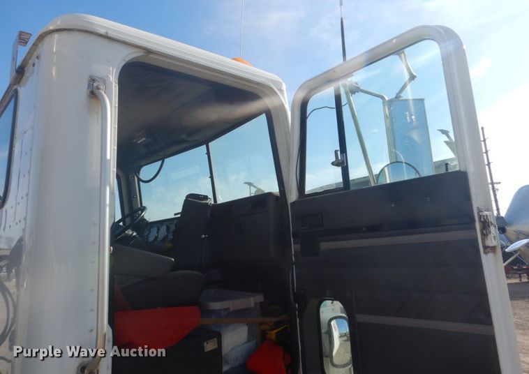 image for item GW9792 1999 International 9100 semi truck