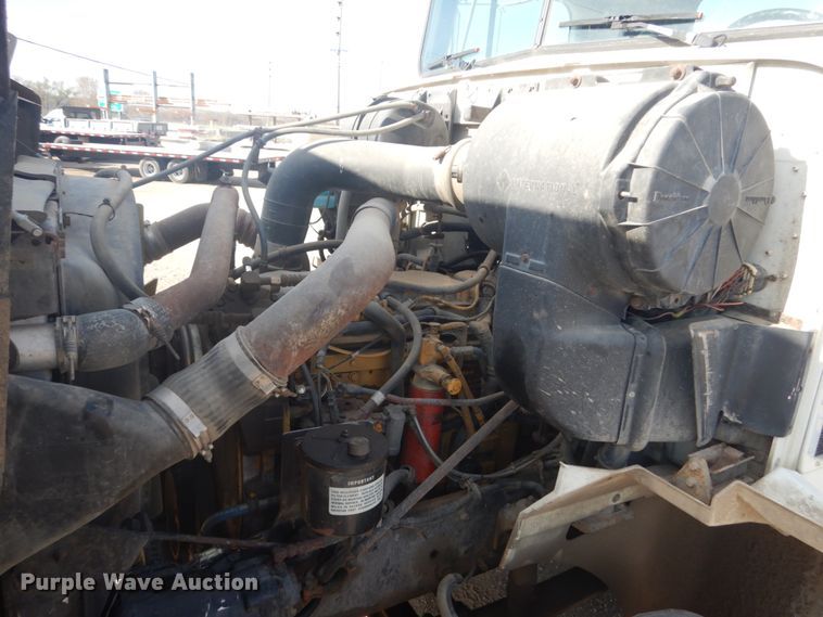 image for item GW9792 1999 International 9100 semi truck