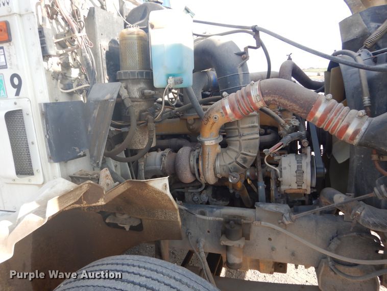 image for item GW9792 1999 International 9100 semi truck