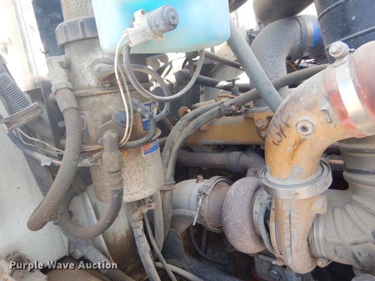 image for item GW9792 1999 International 9100 semi truck