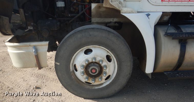 image for item GW9792 1999 International 9100 semi truck