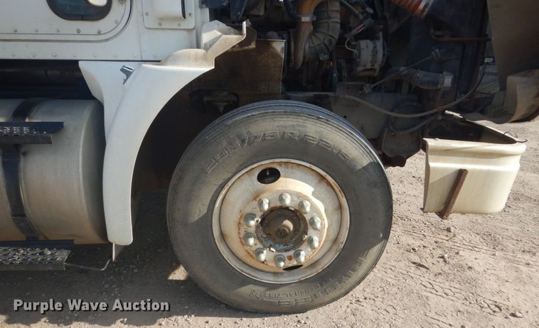 image for item GW9792 1999 International 9100 semi truck