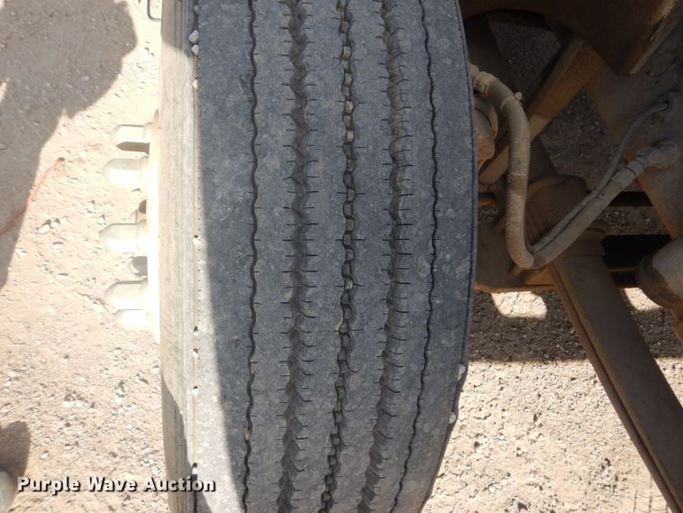 image for item GW9792 1999 International 9100 semi truck