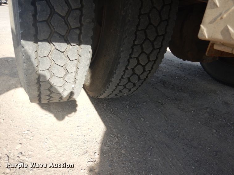 image for item GW9792 1999 International 9100 semi truck