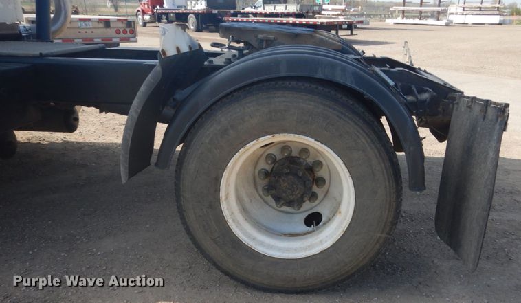 image for item GW9792 1999 International 9100 semi truck