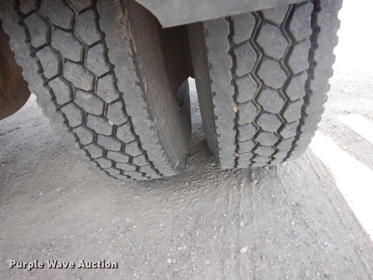 image for item GW9792 1999 International 9100 semi truck