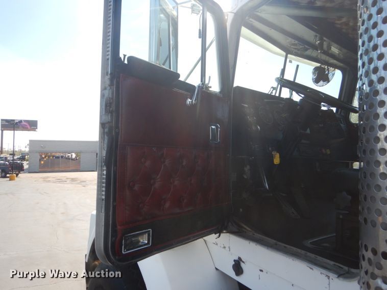 image for item GW9820 1991 Kenworth T800 semi truck