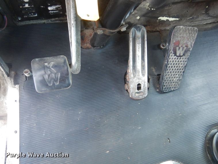 image for item GW9820 1991 Kenworth T800 semi truck