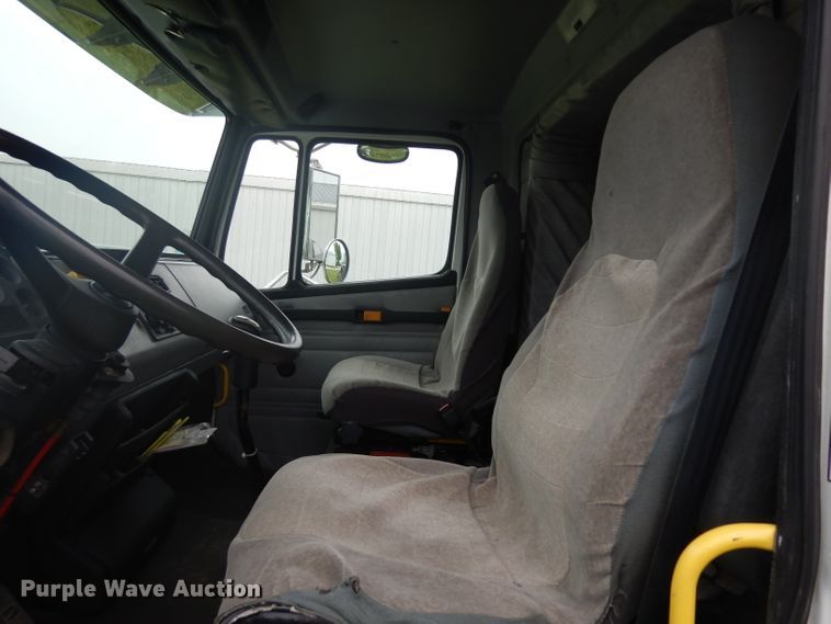 image for item GY9211 1996 Freightliner FL112  flatbed truck