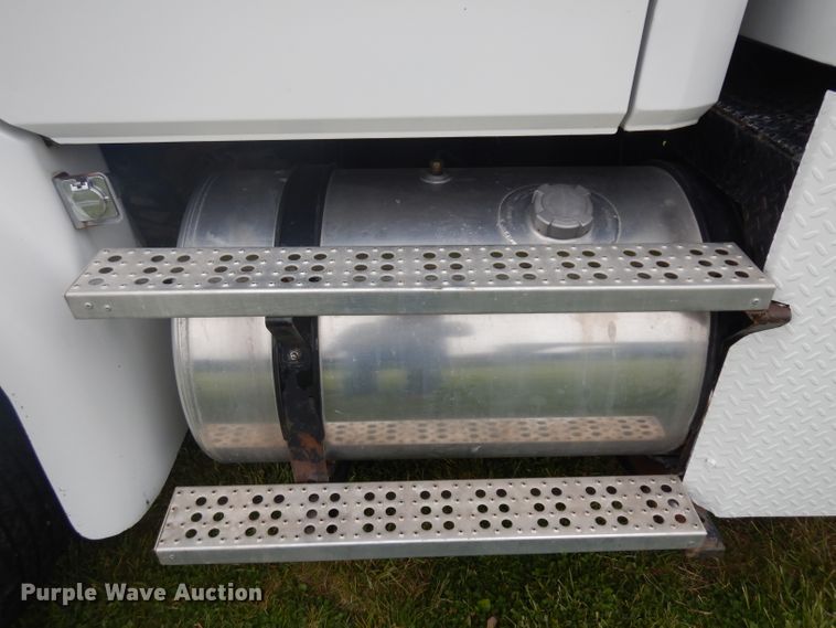 image for item GY9211 1996 Freightliner FL112  flatbed truck