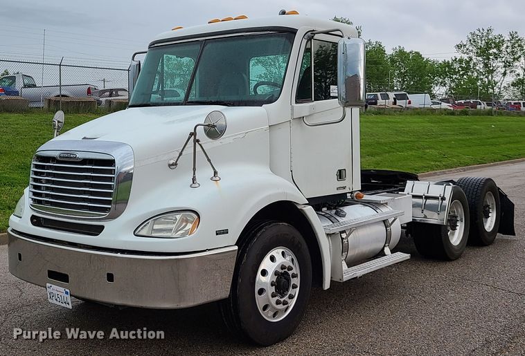 image for item K5820 2009 Freightliner Columbia semi truck