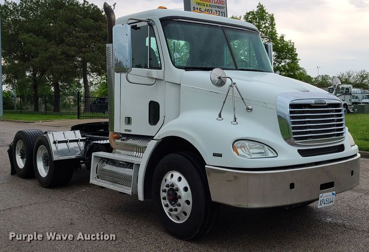 image for item K5820 2009 Freightliner Columbia semi truck