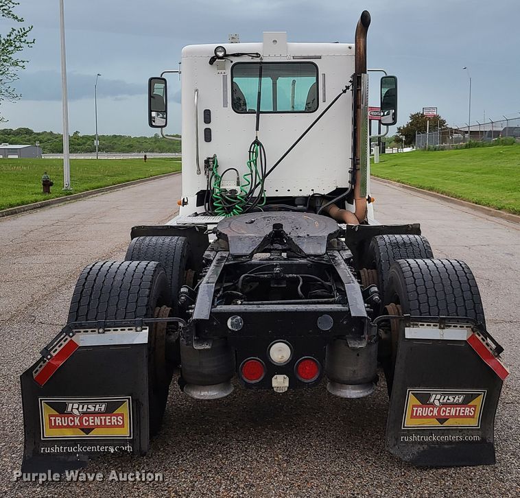 image for item K5820 2009 Freightliner Columbia semi truck