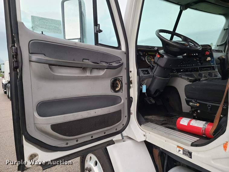 image for item K5820 2009 Freightliner Columbia semi truck