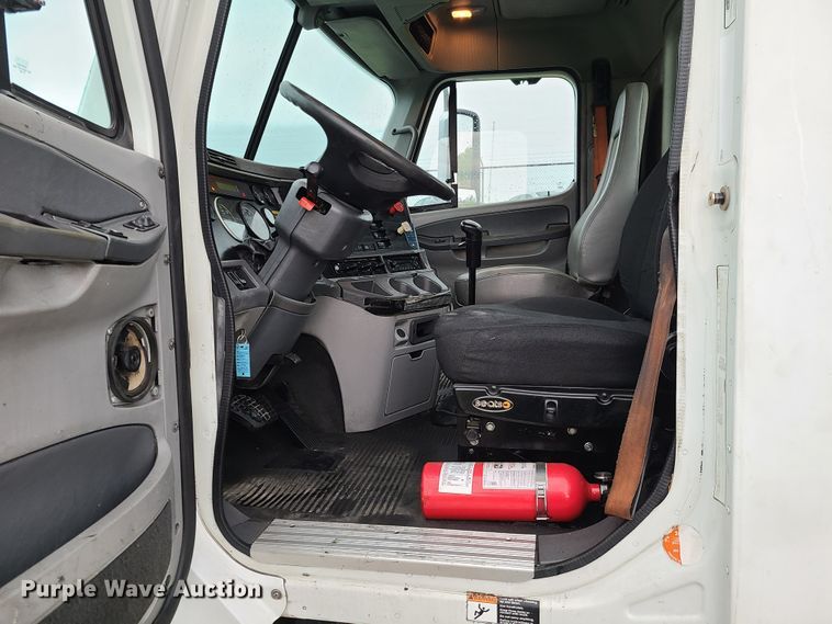 image for item K5820 2009 Freightliner Columbia semi truck