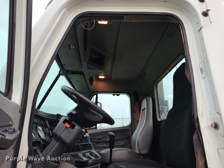 image for item K5820 2009 Freightliner Columbia semi truck