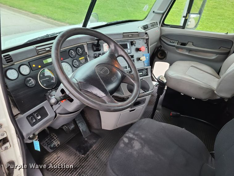 image for item K5820 2009 Freightliner Columbia semi truck
