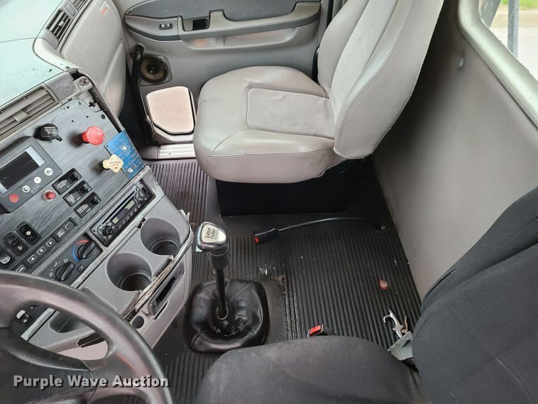 image for item K5820 2009 Freightliner Columbia semi truck