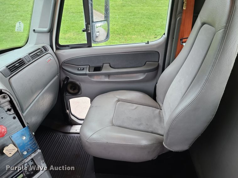 image for item K5820 2009 Freightliner Columbia semi truck