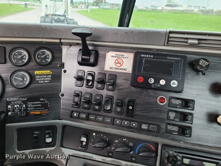 image for item K5820 2009 Freightliner Columbia semi truck