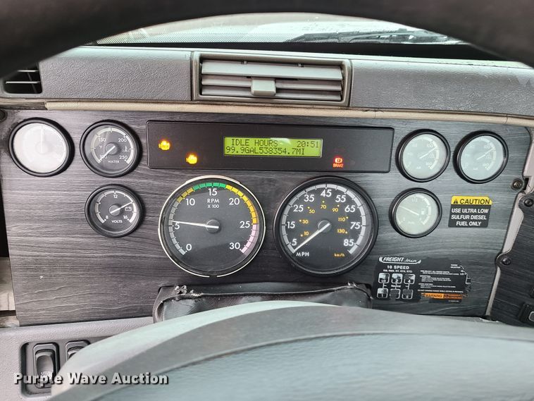 image for item K5820 2009 Freightliner Columbia semi truck