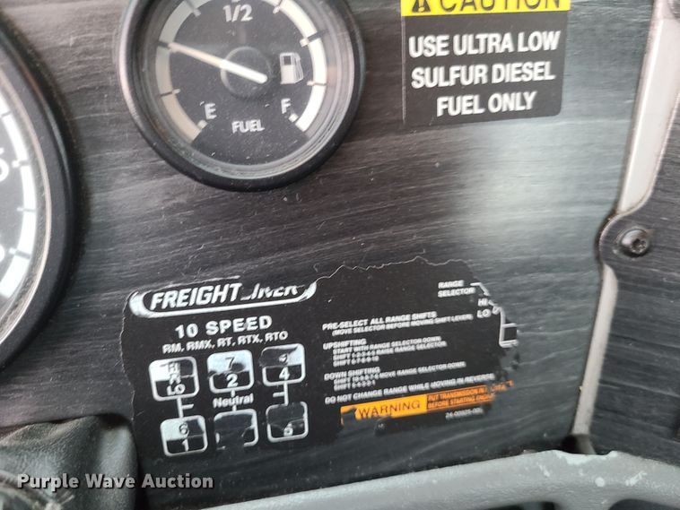 image for item K5820 2009 Freightliner Columbia semi truck