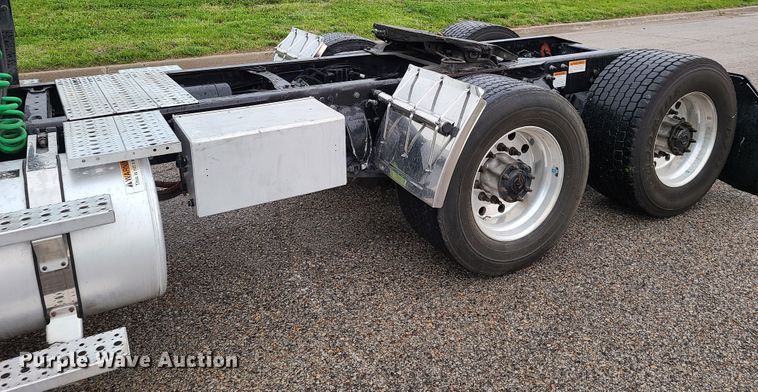 image for item K5820 2009 Freightliner Columbia semi truck