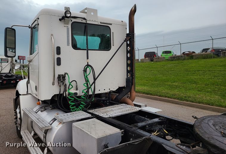 image for item K5820 2009 Freightliner Columbia semi truck