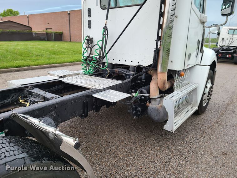 image for item K5820 2009 Freightliner Columbia semi truck