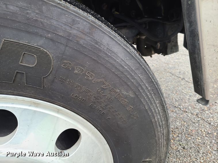 image for item K5820 2009 Freightliner Columbia semi truck