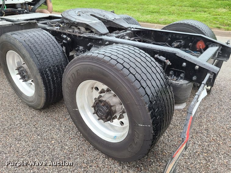 image for item K5820 2009 Freightliner Columbia semi truck