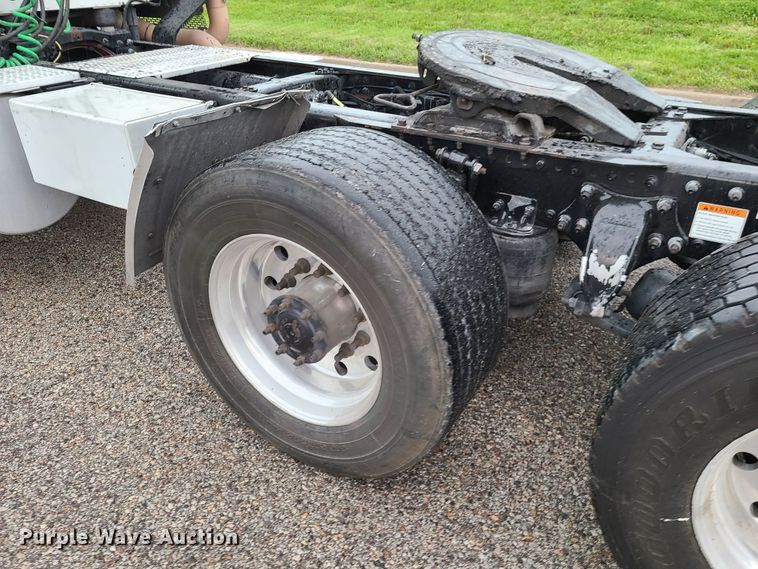 image for item K5820 2009 Freightliner Columbia semi truck