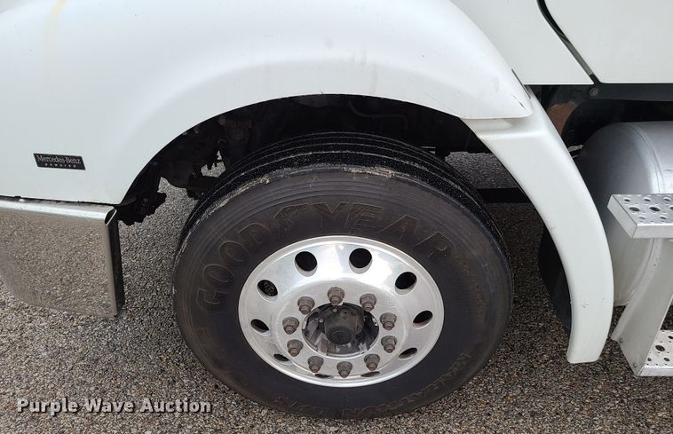 image for item K5820 2009 Freightliner Columbia semi truck