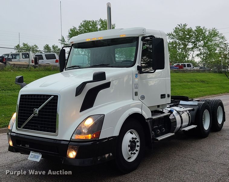 image for item K5821 2013 Volvo VN semi truck