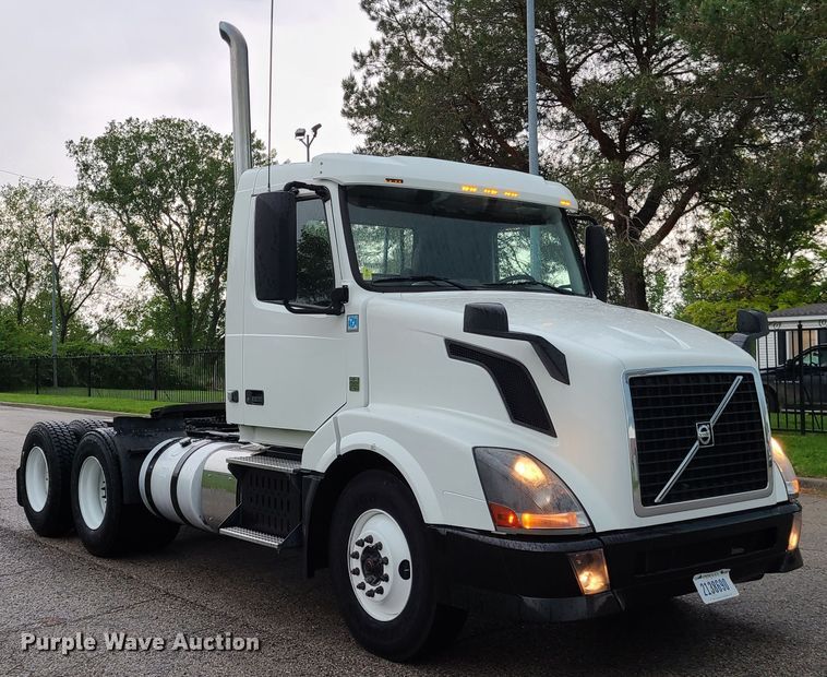 image for item K5821 2013 Volvo VN semi truck