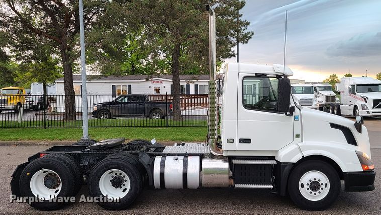 image for item K5821 2013 Volvo VN semi truck