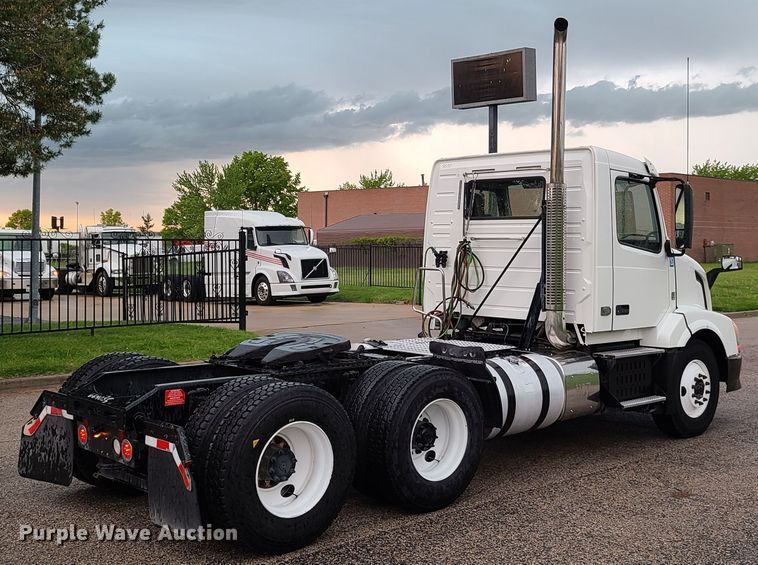 image for item K5821 2013 Volvo VN semi truck