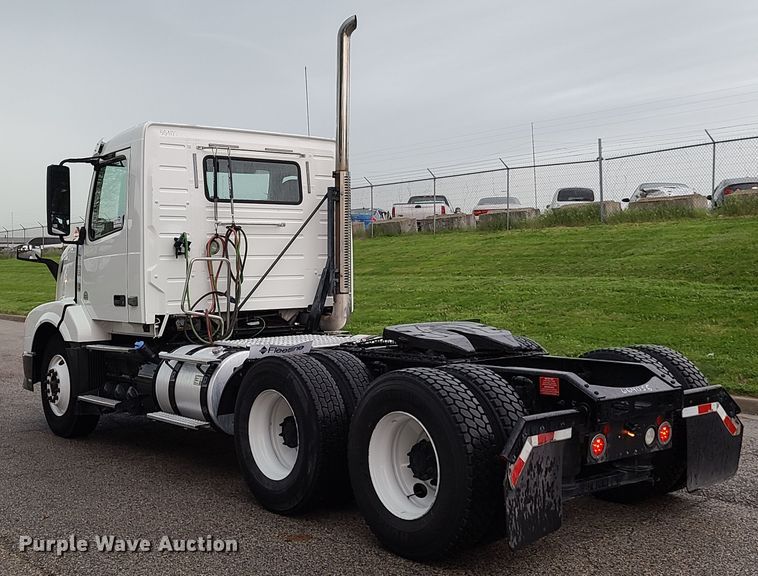image for item K5821 2013 Volvo VN semi truck