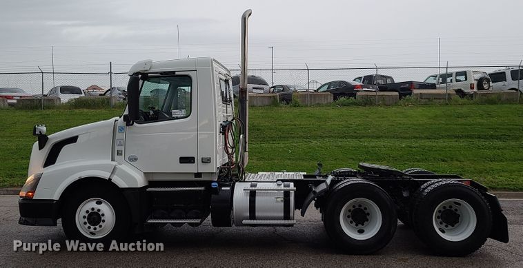 image for item K5821 2013 Volvo VN semi truck