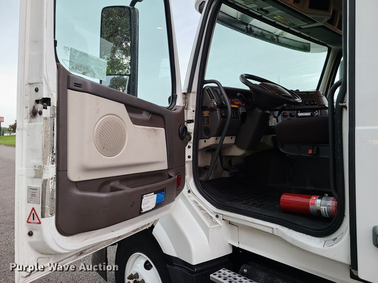 image for item K5821 2013 Volvo VN semi truck