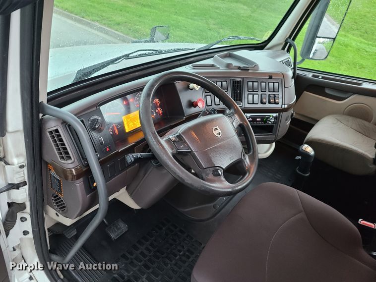 image for item K5821 2013 Volvo VN semi truck