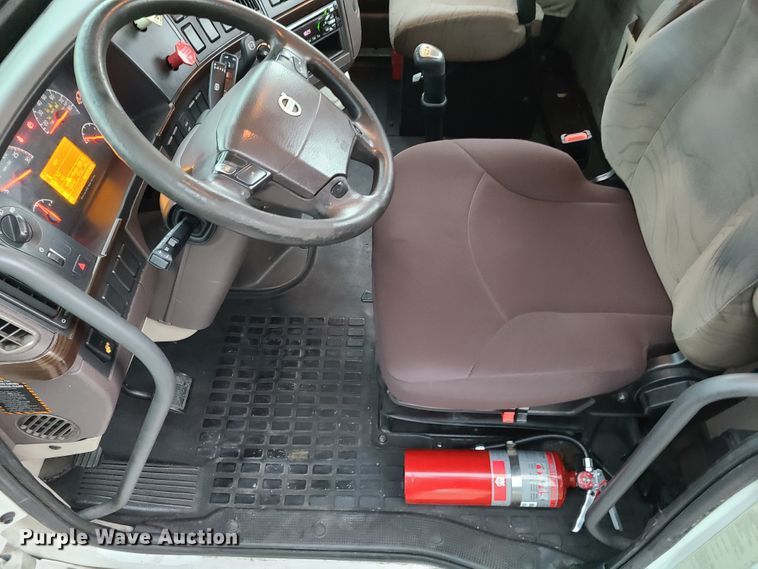 image for item K5821 2013 Volvo VN semi truck