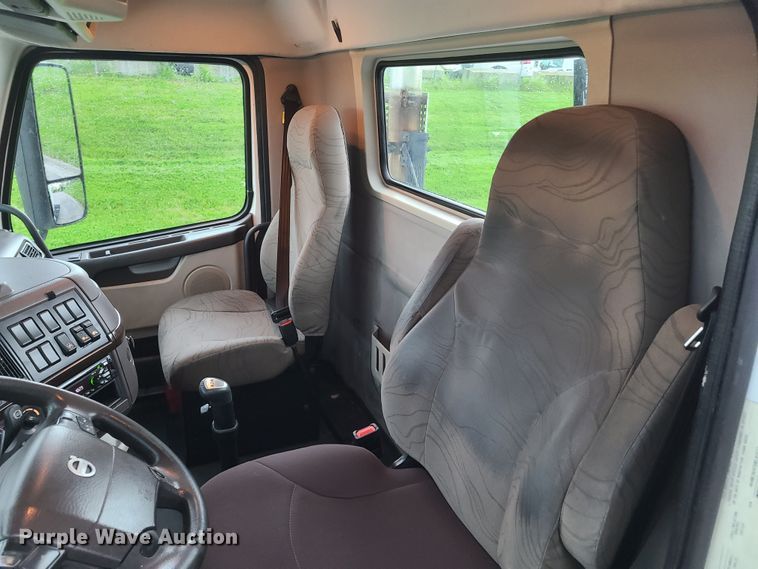 image for item K5821 2013 Volvo VN semi truck