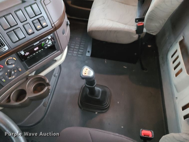 image for item K5821 2013 Volvo VN semi truck