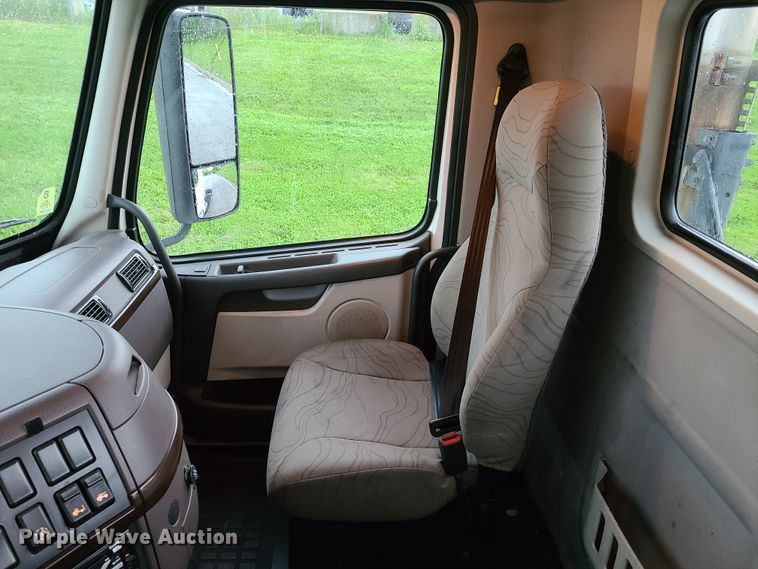 image for item K5821 2013 Volvo VN semi truck