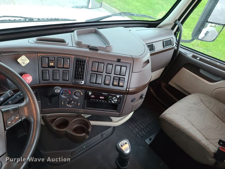 image for item K5821 2013 Volvo VN semi truck